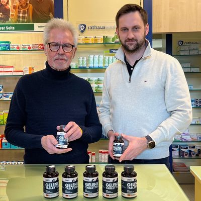 Pharmacist Wolfgang Kempf and founder Nico Kiss in the pharmacy with CANIFEL joint tablets
